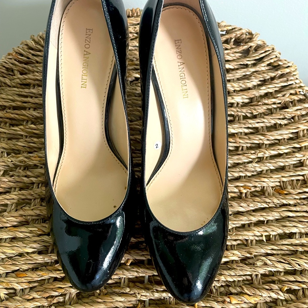 Enzo Angolini black round toe pumps